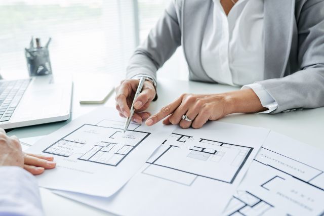 事務所選びの相談をする人