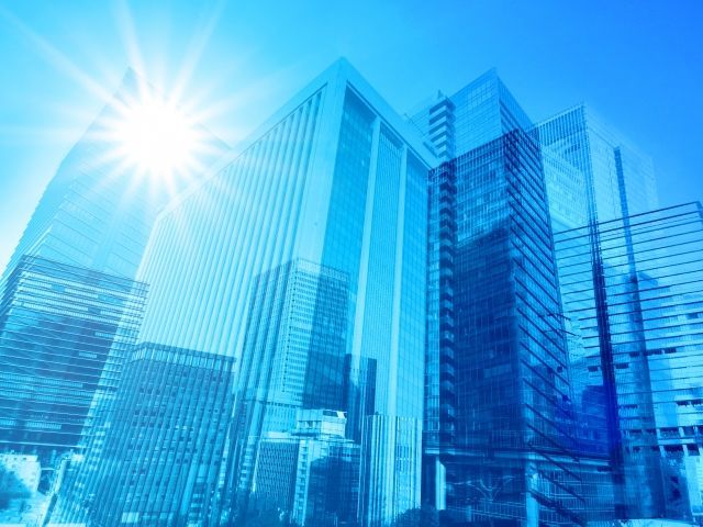 青く透過したビル